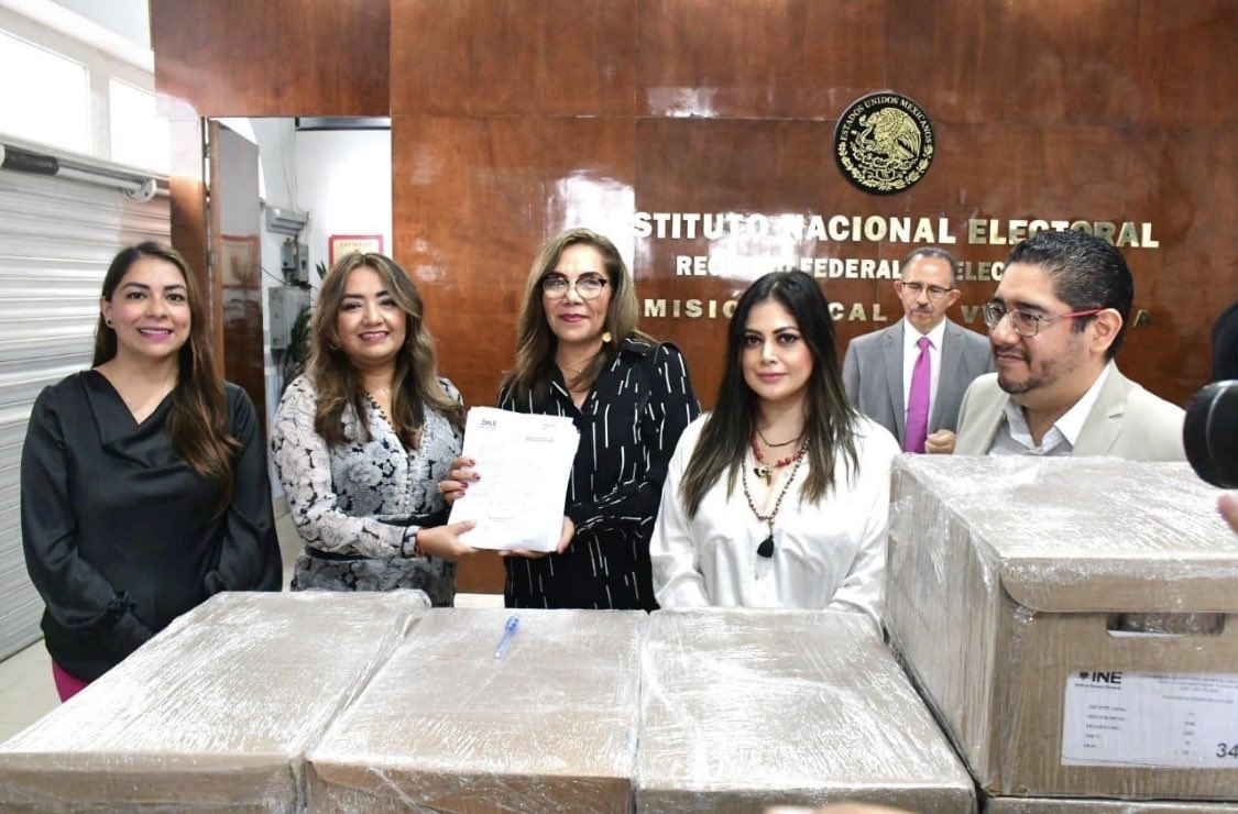Lourdes_FdezMtz's tweet photo. Coadyuvando a la coordinación y colaboración entre el #INEVer y el @ople_Ver, hoy entregamos a la representación del Partido #FxMVer, 45 cajas que contienen la Lista Nominal de Electores definitiva y con fotografía, en las instalaciones de Junta Local Ejecutiva de Veracruz.📦🗳️ https://t.co/Mj0N2IyQg0