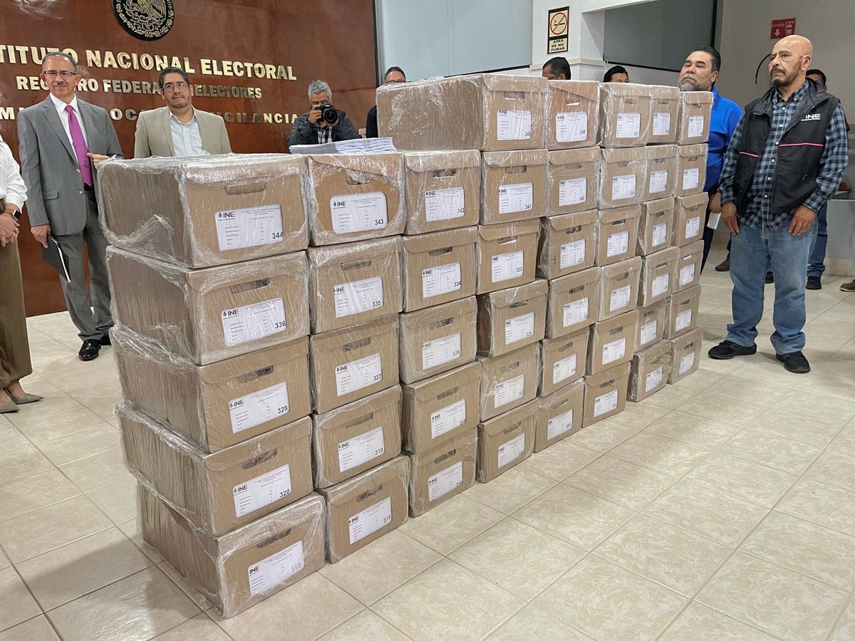 Lourdes_FdezMtz's tweet photo. Coadyuvando a la coordinación y colaboración entre el #INEVer y el @ople_Ver, hoy entregamos a la representación del Partido #FxMVer, 45 cajas que contienen la Lista Nominal de Electores definitiva y con fotografía, en las instalaciones de Junta Local Ejecutiva de Veracruz.📦🗳️ https://t.co/Mj0N2IyQg0