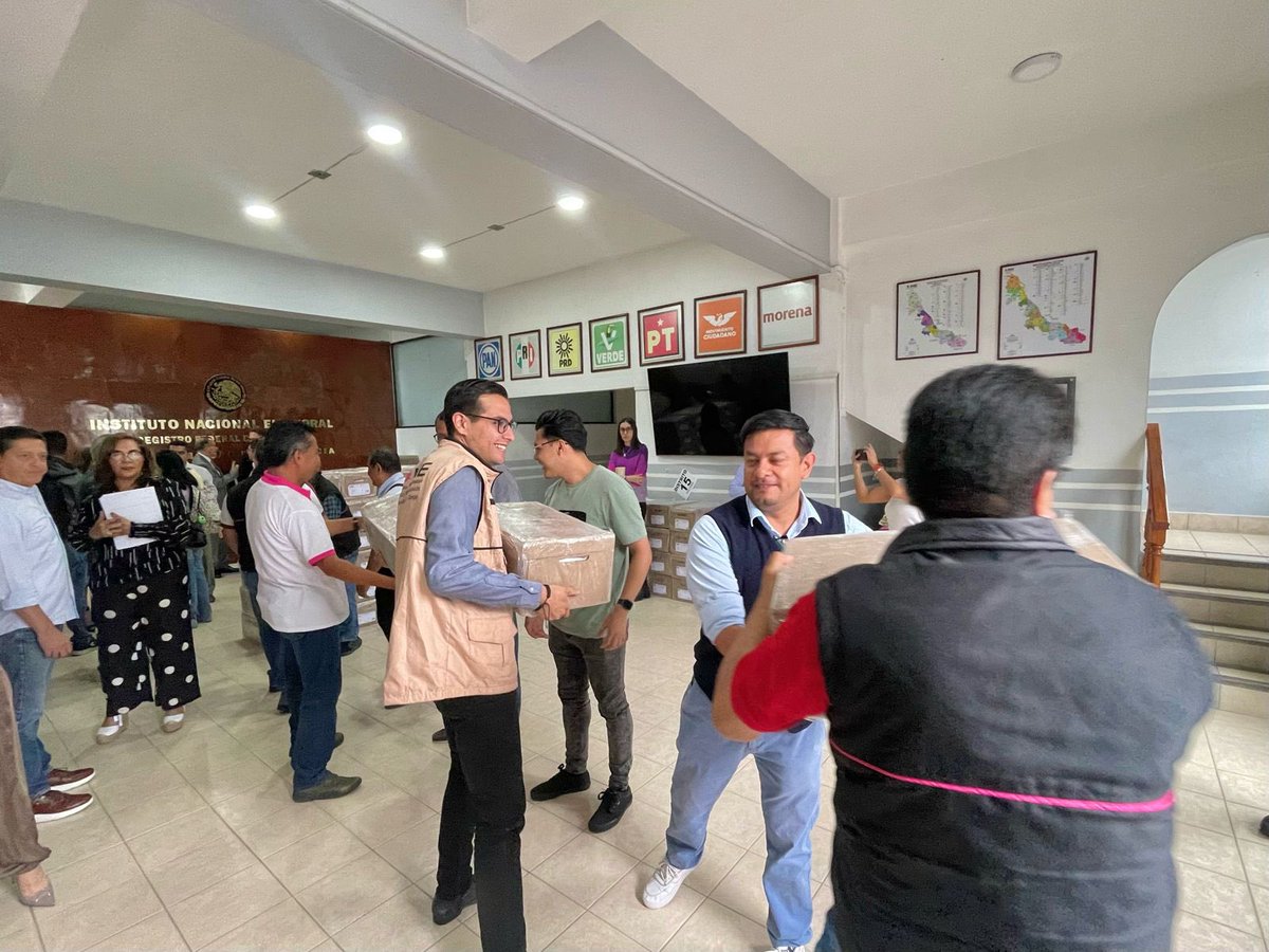 Lourdes_FdezMtz's tweet photo. Coadyuvando a la coordinación y colaboración entre el #INEVer y el @ople_Ver, hoy entregamos a la representación del Partido #FxMVer, 45 cajas que contienen la Lista Nominal de Electores definitiva y con fotografía, en las instalaciones de Junta Local Ejecutiva de Veracruz.📦🗳️ https://t.co/Mj0N2IyQg0