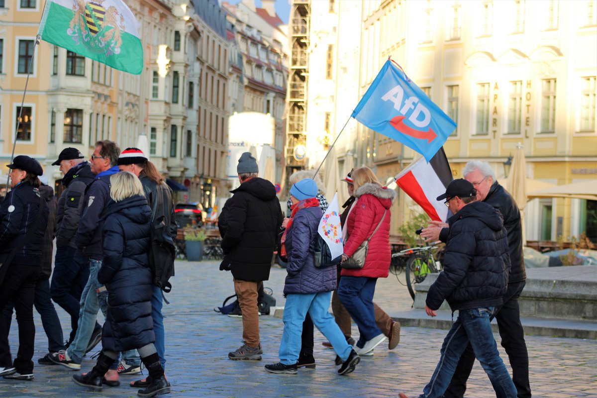 mschwarz87's tweet photo. #dd2204 #Dresden #extremeRechte
Heute beteiligte sich die AfD Dresden, Freie Sachsen, Freie Linke und Reichsbürger/ Selbstverwalter/ Souveränisten am rechten "Montagsprotest"! https://t.co/hMwBoqtFzX