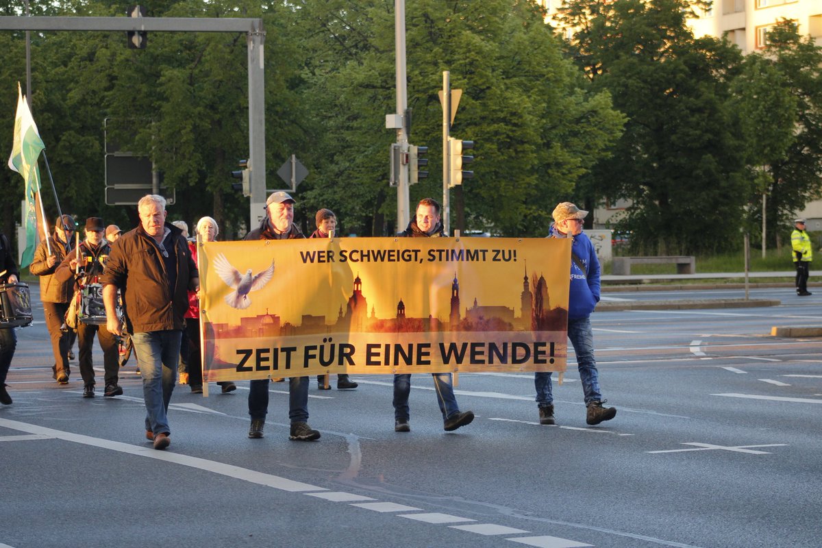 mschwarz87's tweet photo. #dd2204 #Dresden #extremeRechte
Heute beteiligte sich die AfD Dresden, Freie Sachsen, Freie Linke und Reichsbürger/ Selbstverwalter/ Souveränisten am rechten "Montagsprotest"! https://t.co/hMwBoqtFzX