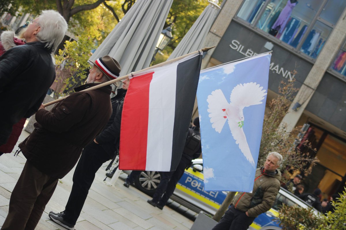mschwarz87's tweet photo. #dd2204 #Dresden #extremeRechte
Heute beteiligte sich die AfD Dresden, Freie Sachsen, Freie Linke und Reichsbürger/ Selbstverwalter/ Souveränisten am rechten "Montagsprotest"! https://t.co/hMwBoqtFzX