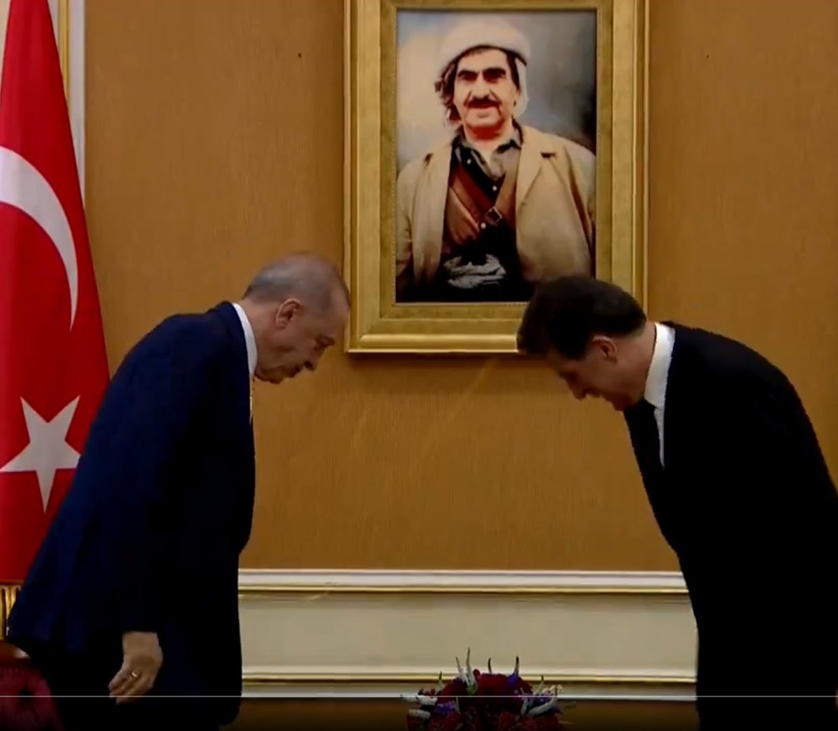 IbrahimSediyani's tweet photo. 20. yüzyılın en büyük devrimcisi Mustafa Barzanî'yi gençlerimiz bilmesinler diye, yarısına Kübalı, Çinli Sosyalistler'i, yarısına da İranlı, Mısırlı İslamcılar'ı anlattılar.

Bu fotoğraf; ne Solcu ne Dînci, sadece KÜRT olan bir mücadelenin nişanesidir. https://t.co/0GRwC82LD3