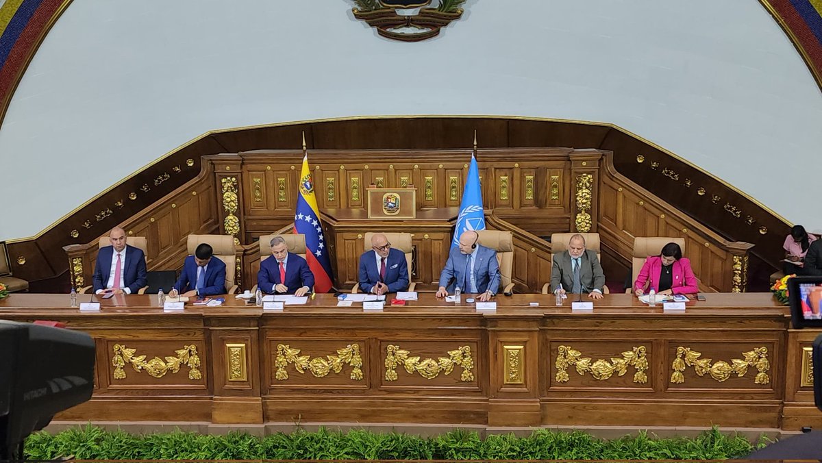 #Ahora | Presidente de la Asamblea Nacional, Jorge Rodríguez, en conjunto con el Fiscal General de la República, Tarek William Saab, y Larry Devoe, Secretario Ejecutivo del Consejo Nacional de DDHH, reciben a Karim Khan, Fiscal de la Corte Pena Internacional (CPI) en el Palacio