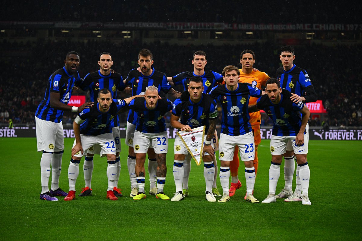 Qui @SerieA: l’#Inter di Inzaghi non fallisce il suo primo match point scudetto, superando nel #DerbyDellaMadonnina il #Milan a San Siro per 2-1 (18’ Acerbi, 49’ Thuram, 80’ Tomori) e proclamandosi campione d’Italia 2023-2024 con cinque giornate di anticipo ⚽️ #calcioparlando