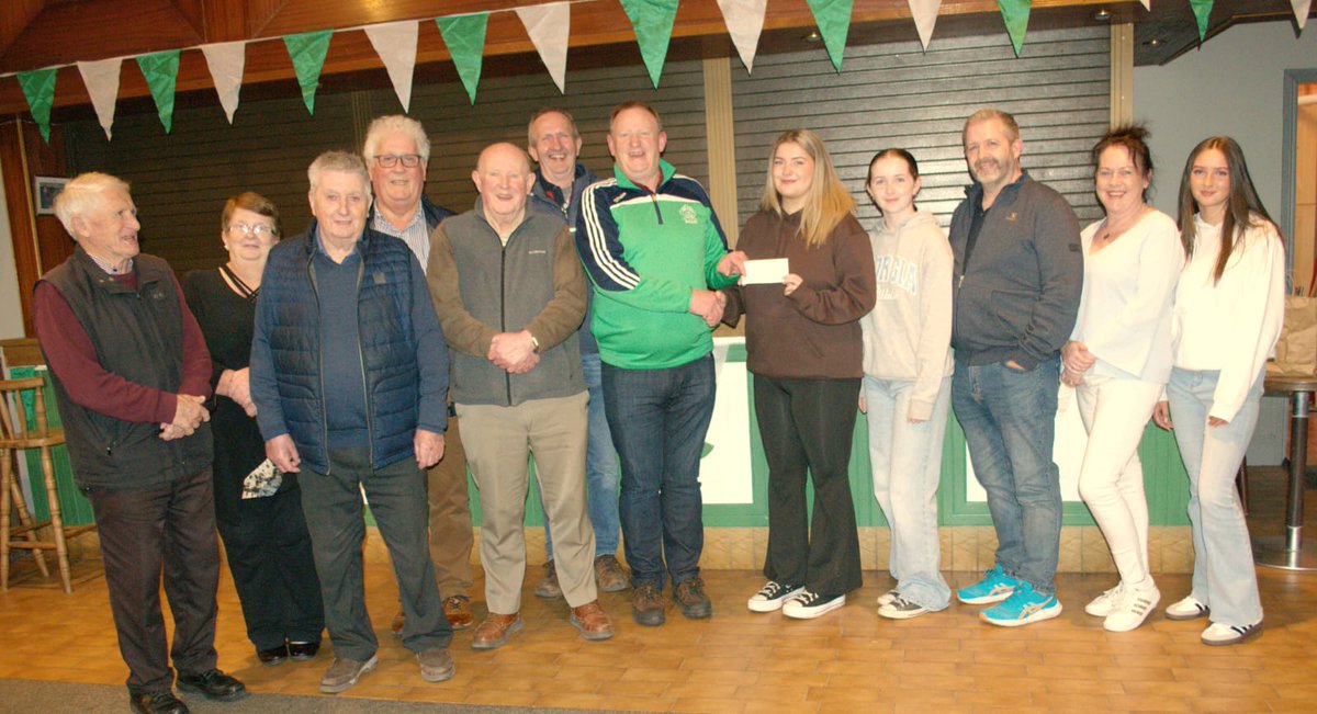 Club Chairman Mark Farr presenting Ciara Kate O'Farrell with a cheque of €11,800. Congratulations to Ciara Kate who won the Club Record Jackpot last weekend. 👏🏻 @sammaguiresGAA @DohenyLadiesGFC