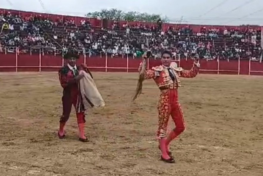 Contuinua la exitosa gira Mexicana de José CABRERA.
Hoy en ATZACAN, en la Corrida Honenaje a Rafael Ortega, ha cortado DOS OREJAS y RABO, al único toro que ha lidiado.

#CastaCabrera