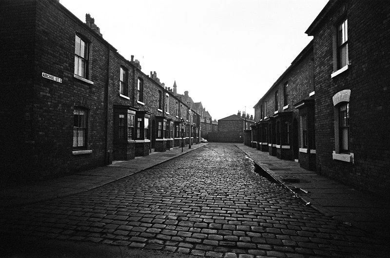 The shoot for the first title sequence used Archie Street, Ordsall as a stand-in for Coronation Street. Tony Warren and acclaimed artist Harold Riley were present, as attested to by Riley on an etching that he and L.S. Lowry collaborated with on 5th December 1960 #CorrieFilming