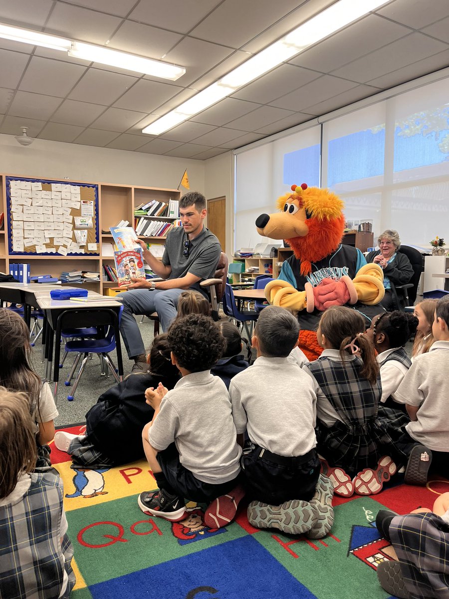 ABQTopes's tweet photo. Orbit and some of our front office staff visited Our Lady of the Assumption Catholic School for Read Across America! #IsotopesInvolved #community @Orbit_Isotopes https://t.co/VjEPLJrpjH