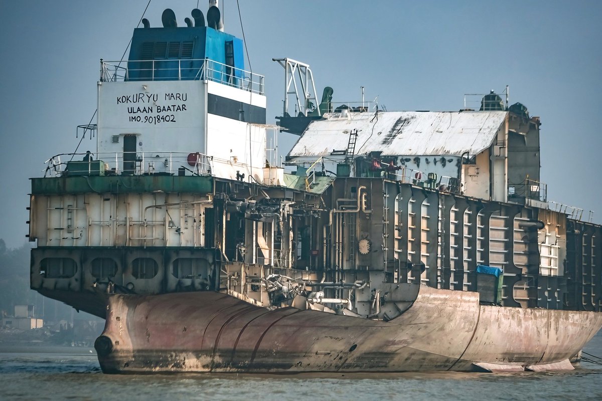 #KOKURYU_MARU #IMO9018402 #Palletised_Cargo_Ship GRT5195t b-1992 #IMABARI_SHIPBUILDING 船齢32年の #パレット運搬船 #黒隆丸 は、海外売船、モンゴル船籍に変更後、バングラデシュへ回航、チッタゴンの船舶解体場で解撤されました。 facebook.com/groups/shipbre…