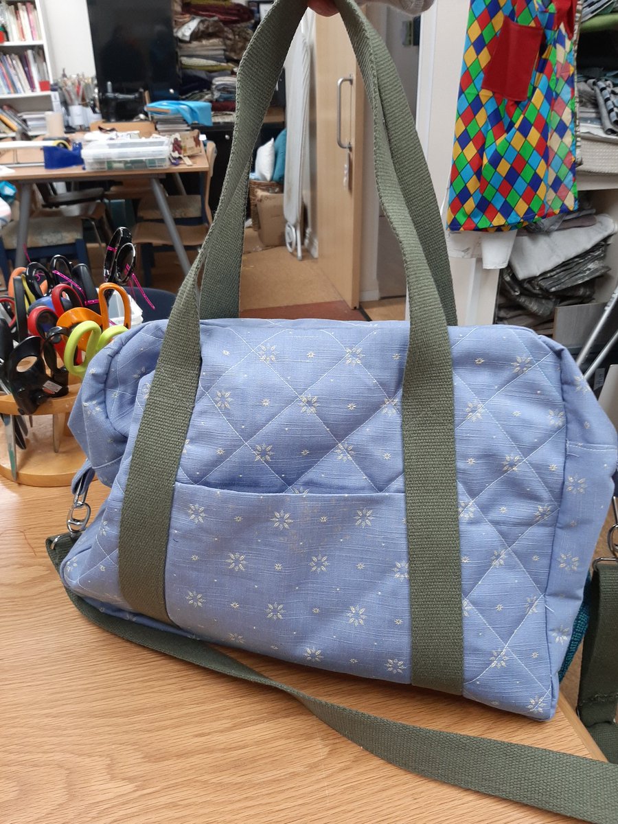 Our evening youth sewing group are just finishing their weekend bags. They have done amazing, thanks to @BuryVCFA CofL fund we are teaching 14-18 yr olds to sew. Sewing saves you money & builds confidence . So proud of them❤ @BuryCouncil @HelenTomlinson2 @vanbuggleroy