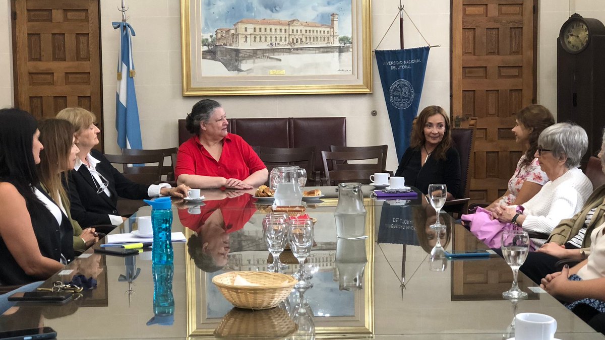 FCJS_UNL's tweet photo. Recibimos a Diana Maffía, previo a la entrega del título Doctora Honoris Causa que le hará hoy la @UNLitoral🏅

La recibió la decana Claudia Levin. Participaron además docentes e investigadoras de la #FCJS. https://t.co/hQWKRNuN9C