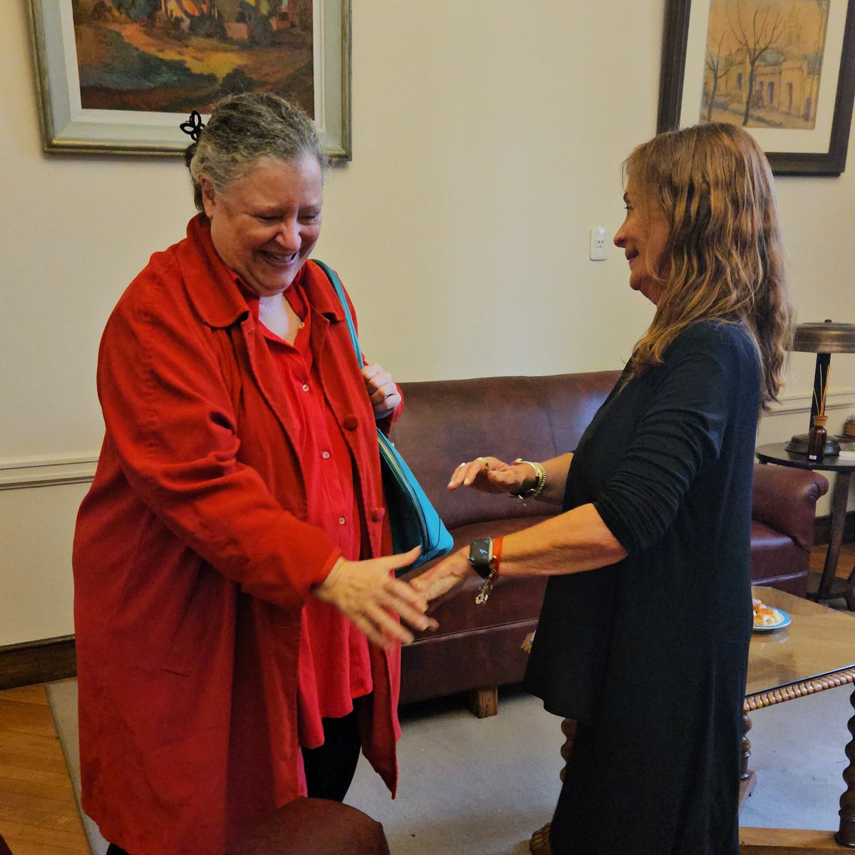 FCJS_UNL's tweet photo. Recibimos a Diana Maffía, previo a la entrega del título Doctora Honoris Causa que le hará hoy la @UNLitoral🏅

La recibió la decana Claudia Levin. Participaron además docentes e investigadoras de la #FCJS. https://t.co/hQWKRNuN9C