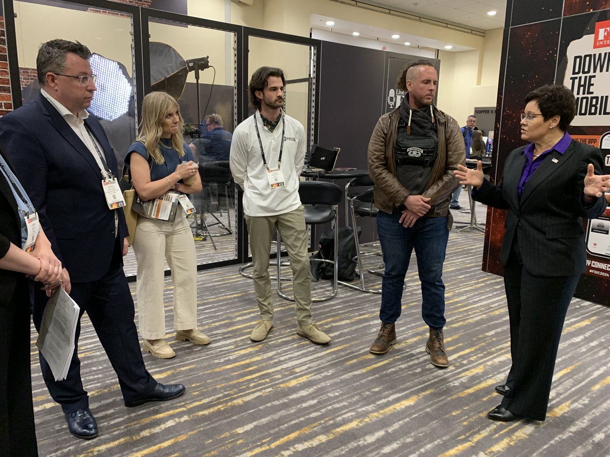 While at FDIC, the U.S. Fire Administrator, @DrLoriUSFA took the opportunity to congratulate @xprize competition teams & sponsors of the 'XPrize Wildfire Innovation Challenge'.