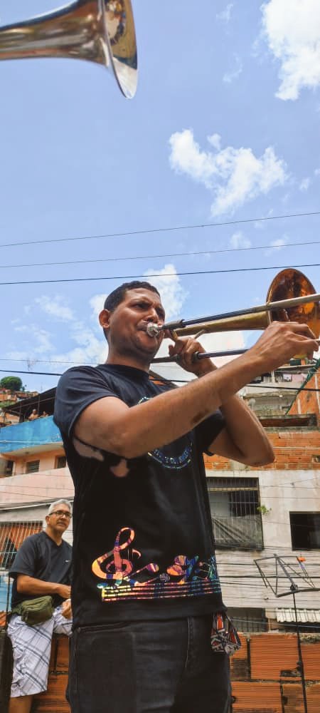 🪘@GRTambo, el virtuoso percusionista, llegó a las barriadas #ElDorado y #BarrioJoséFélixRibas, donde las casas de amigos se convirtieron en escenarios improvisados. La canción “Mi Barrio, Donde Yo Nací” se transformó en un himno de pertenencia y amor por #Caracas ❤️‍🔥 🇻🇪⚡️🎺