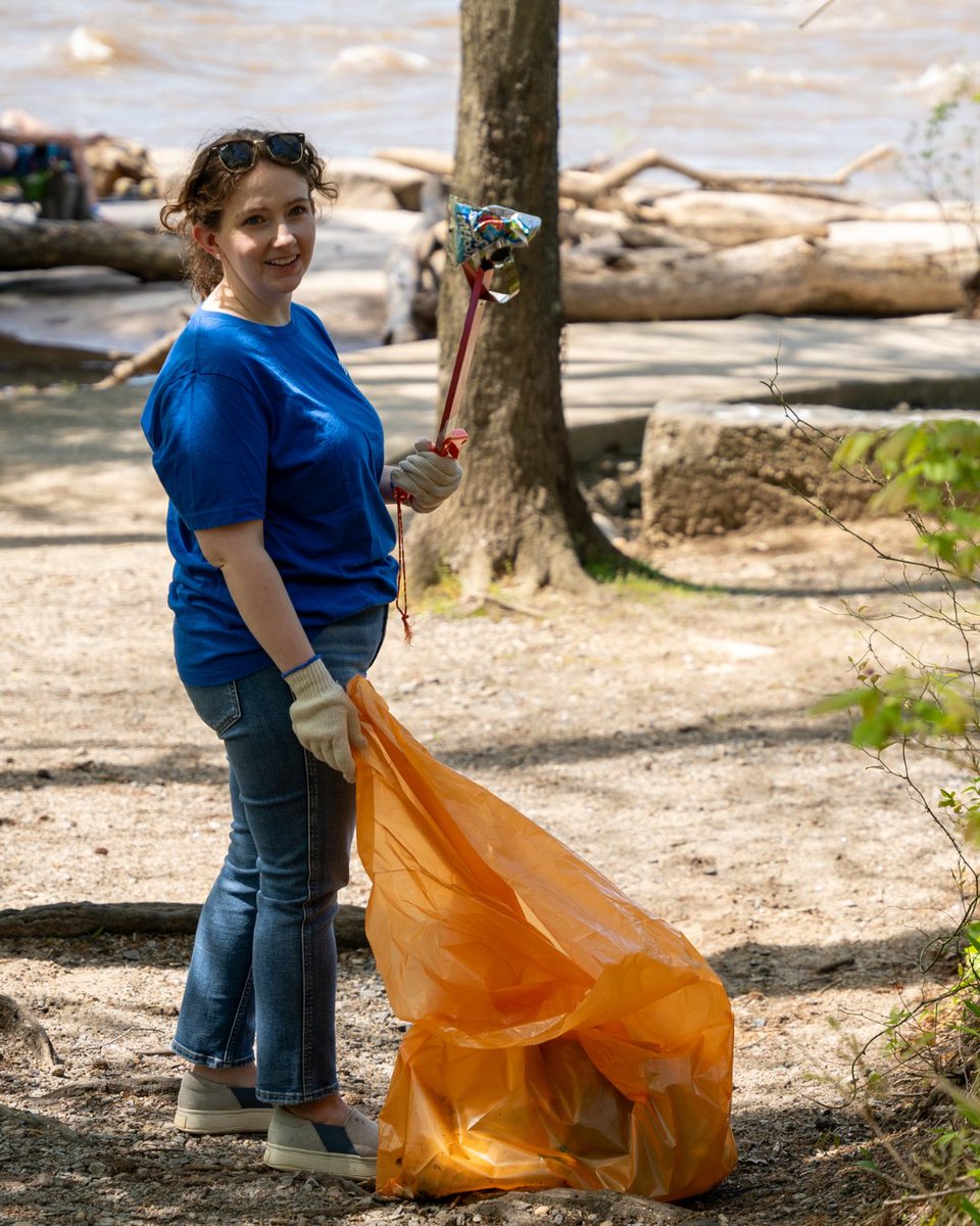 Keeping it clean! 🌱 🌎 Last week, a group of employee volunteers gathered to clean up along the James River. 💚 #earthday #volunteers #energizingourcommunities
