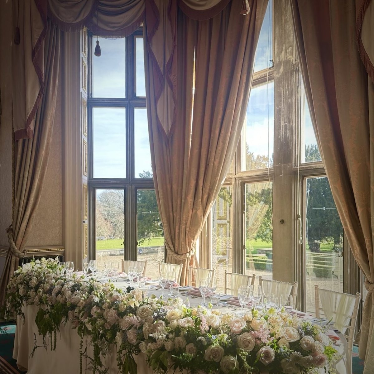 Top Table Dreams 💕
#WeddingCeremony #CeremonyFlowers #WeddingFlowers #WeddingFlorist  #AshridgeEstate #Hertfordshire #HemelHempstead #MaplesFlowers