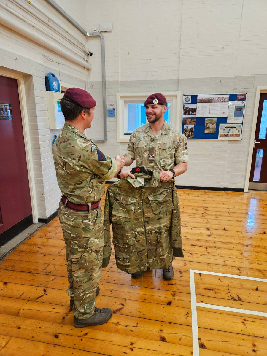 Well done to LCpl Greenwood on his PCoy pass. Last week he received his para smock from the OC. The smock is only issued once a PCoy pass has been achieved. Next up... BPC. 🆎 💪 🪂