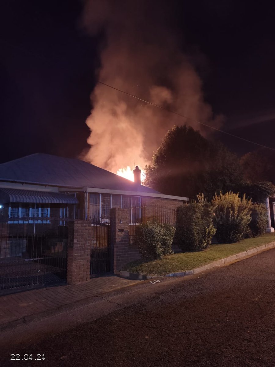 Structural fire reported in Kensington buff.ly/3w5NqIG #ArriveAlive #StructuralFire @Fidelity_Secure @BurnshieldZA