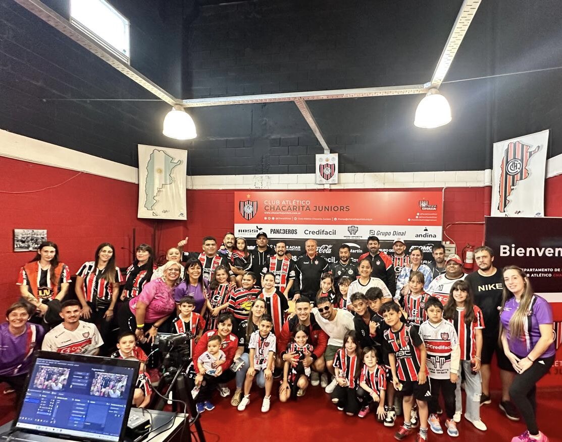 ChacaSecGenero's tweet photo. ¡Sorpresa para nuestr@s Funebrerit@s!
Antes del partido, mientras se preparaban para salir a la cancha acompañados de sus familiares, l@s niñ@s recibieron una grata sorpresa, la visita del ex jugador Ricky Blanco y la presencia del presidente del Club, Néstor Di Pierro. https://t.co/0YoXW5yKma