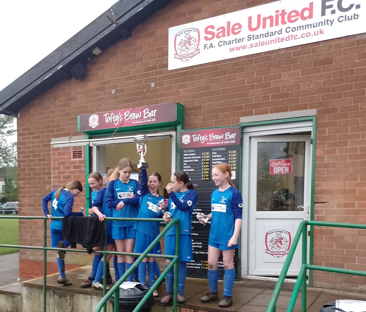 Sale & Partington Girls central venue football league finally got played today @sale_utd despite no great improvement in the weather. Still a great turnout and very well done to all 12 teams. Congrats to 🏆 @ParkRoadSale who beat @MoorlandsJSSale in a very close final ⚽️⚽️