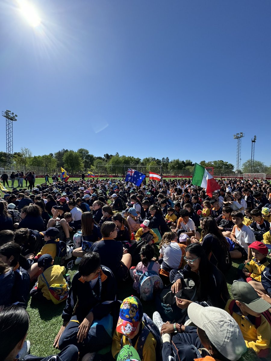 nazaretoporto's tweet photo. Inauguramos la #SemanaDeLaFamilia con la jornada #150expansiónmisionera. Una #OlimpiadaSolidaria en la que alumnos y profes hemos disfrutado del deporte en familia. Momentos inolvidables… ¡al estilo Nazaret! #NazaretOporto https://t.co/wHVr2YKKzp