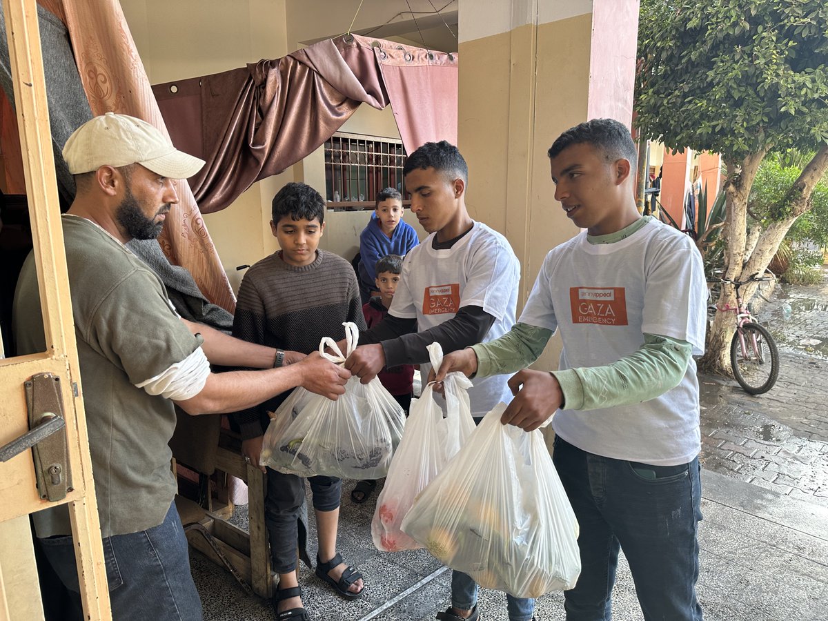 As deaths, injuries, and attacks continue in Gaza, we’re working hard to precure, pack, and distribute live-saving food supplies for those sheltering from the bombardment. 🥫 There are hundreds of thousands more who need our help! Donate today: pennyappeal.org/appeal/palesti…