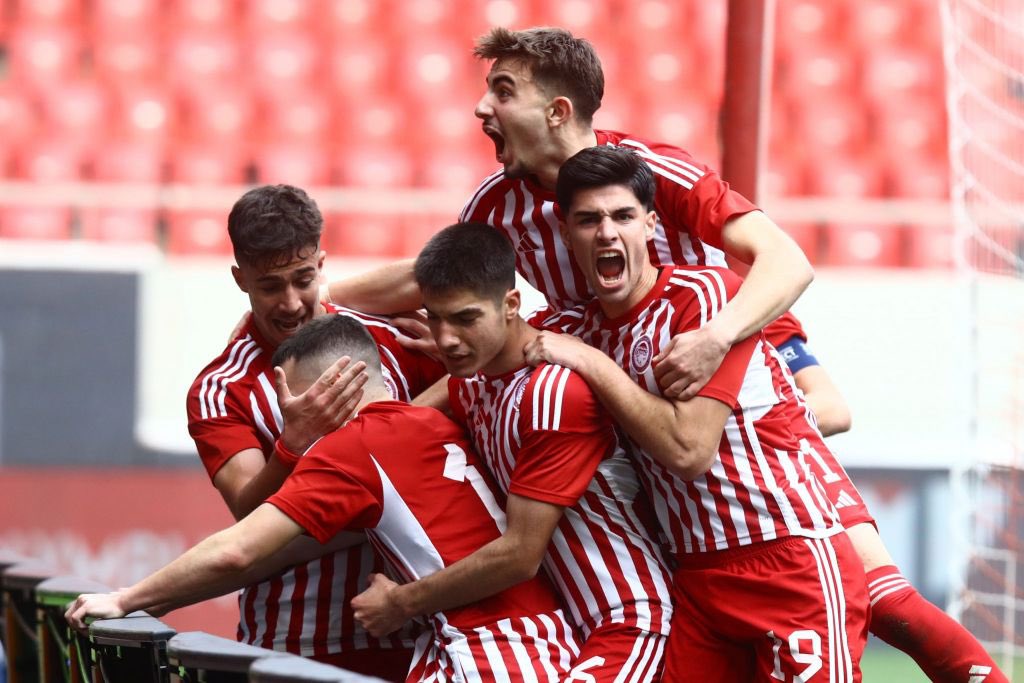 UEFA Youth League Final 🇬🇷Olympiacos U19 3-0 Milan U19🇮🇹 Huge Congratulations 🇬🇷🥳 - Christos Mouzakitis (17, 2006) was a SAVAGE in midfield. - Isdoros Koutsidis (19, 2004) was a rock at the back and kept Camarda quiet! Throughly deserves from the Greek side, first time of