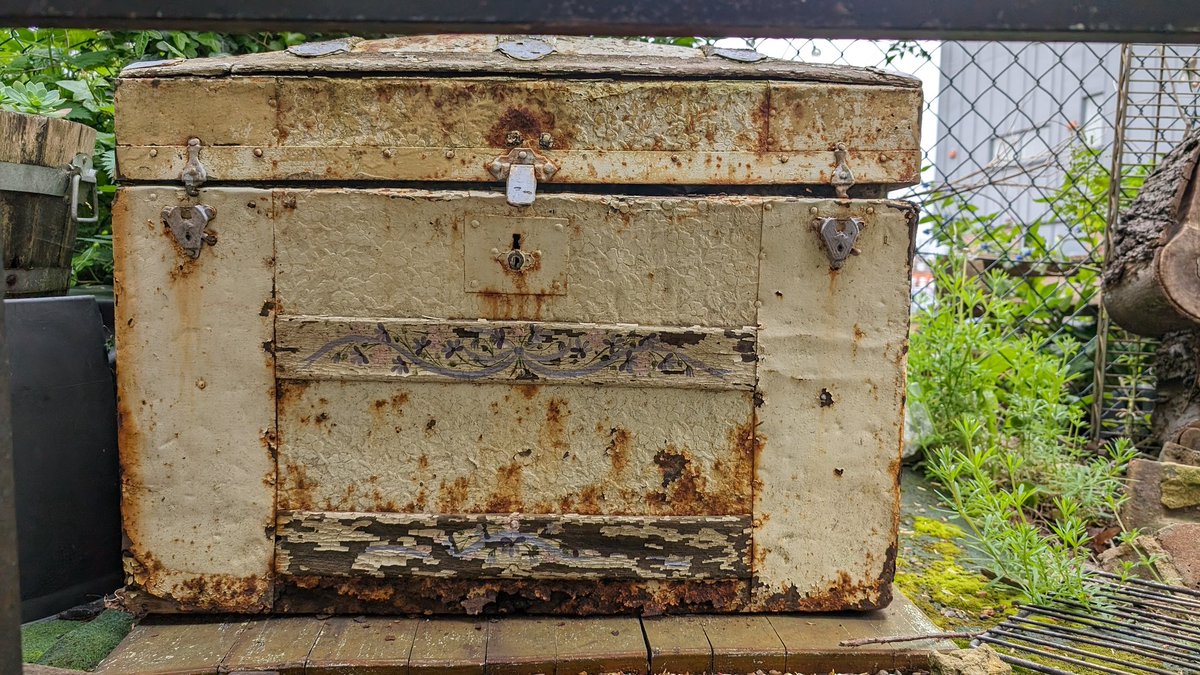 Found a mystery treasure chest. Nicely weathered look to it. 
Did I open it? Nope. 

#treasurechest
#London 
#Referenceimages 
#Props 
#ForrestHill