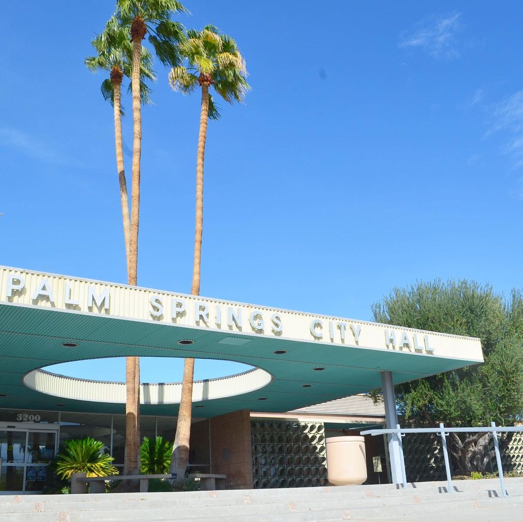 ModernismWeek's tweet photo. Palm Springs City Hall (1952-1956) was one of Clark, Frey and Chambers’ most important public buildings. The initial phase was by #AlbertFrey. What makes his composition so extraordinary is the design of the freestanding entrance canopies (seen here).

📷: Julie Stougaard Studt https://t.co/0DIZf3Zuwe