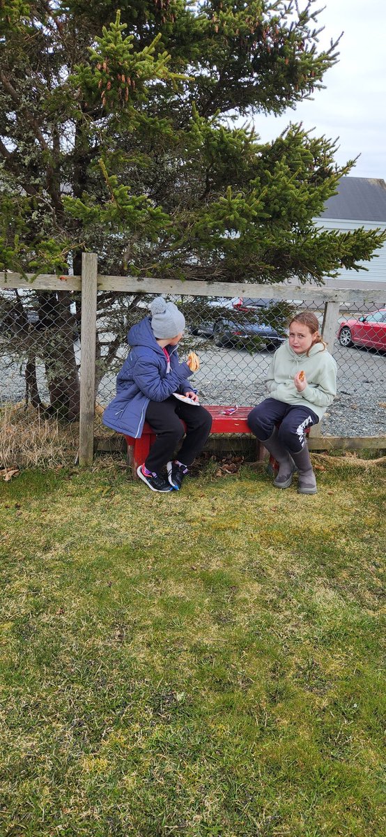 We celebrated Earth Day by cleaning up our community, followed by a BBQ lunch thanks to the Town of Trepassey!! 🌎 @NLSchoolsCA #EarthDay2024 @LaurenGregoryNL @Lutheriam @chrisryan987 @mmelong709