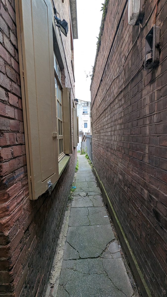 Found an alleyway.  
Really tight and claustrophobic. 

#London 
#Referenceimages 
#ForrestHill