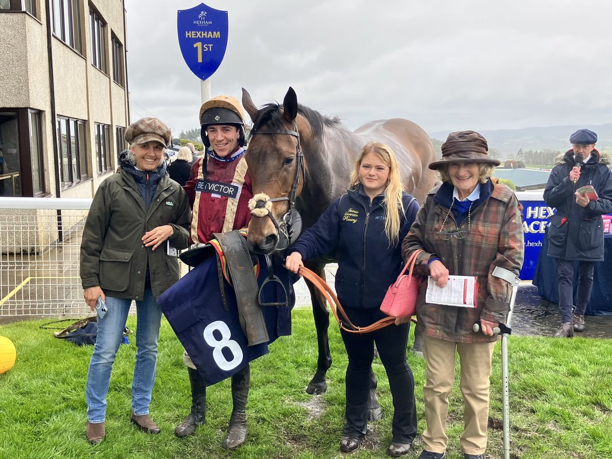 Delighted to see #HolygroveChaCha winning a bumper under a penalty @HexhamRaces to remain unbeaten for @HotToTrotRacing Fab ride again from @GavinSheehan92 Top work @Alexwalters89 #TopTeam #JSR 47 #winners for the season @BetVictor