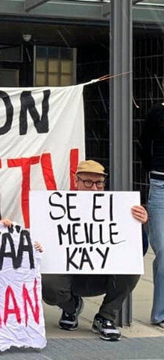 jope0's tweet photo. @SebastianTyne Kukas se siellä kyltin takana on? #tuitui https://t.co/XMZrUkP4sm
