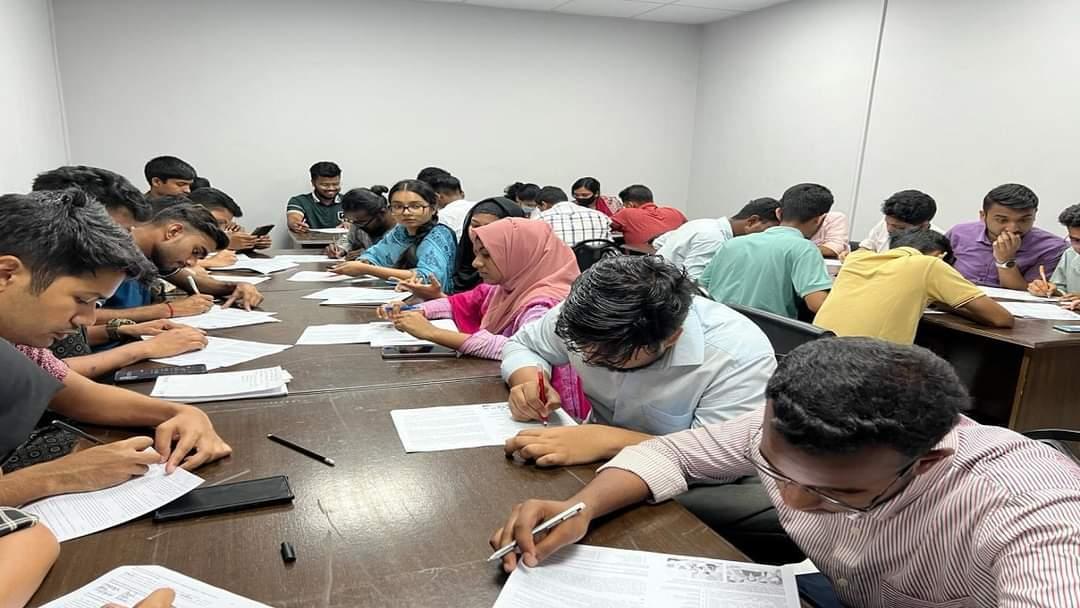 30 🇧🇩 participants took part in #TotalDictation2024 held at the Russian House in Dhaka. It is an annual large-scale educational event aimed at popularizing literacy. Upgrade your Russian language skills and write the dictation next year! Course: stepik.org/course/88211/p…