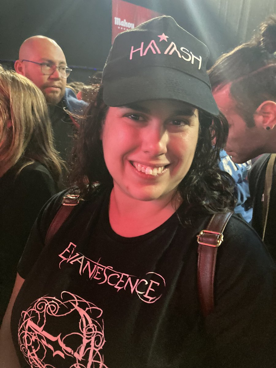 barb_trial's tweet photo. Cuando tu novia es rockera pero la seduces para que te acompañe con tus gustos dramáticos e intensos y va contigo a ver a @haashoficial en el Wizink🤣😍 Una captación más para @HaAshEsp🤘🏽@Juditbp92 https://t.co/qr8XwQORNZ