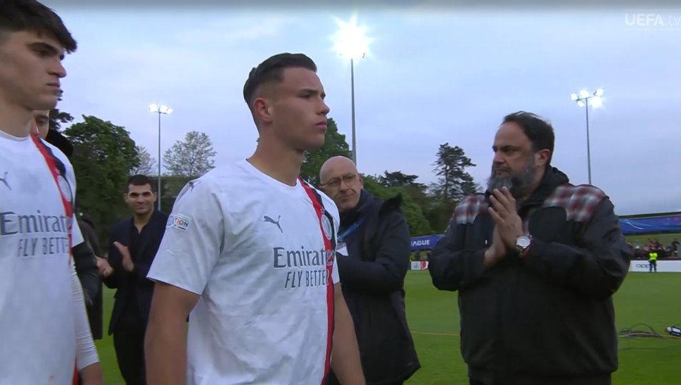 foet247europa's tweet photo. Olympiacos form a guard of honour for their Milan counterparts. #UYL #OLYMIL https://t.co/hytlIWdKxM
