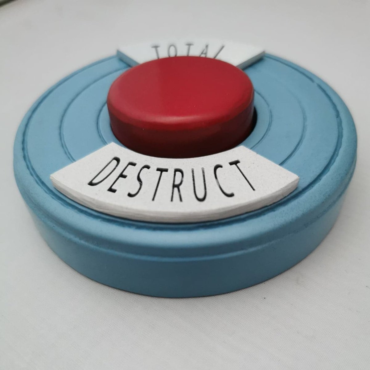 AndrewCurran3's tweet photo. @Dadros3 @scifiscarbs @msvonbee I was just looking for this button! 🤣😉 https://t.co/Si2KNgZLZa
