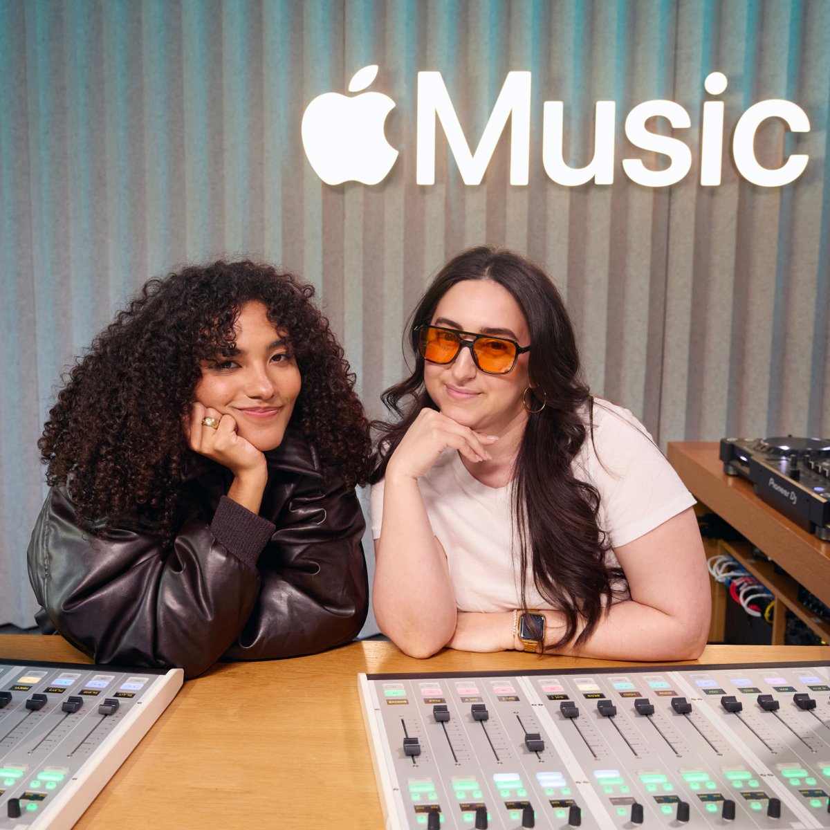 .@oliviadeano joins @BrookeReese on The Chart Show to talk music, influences, and festival season. 💞 apple.co/OliviaDeanCS