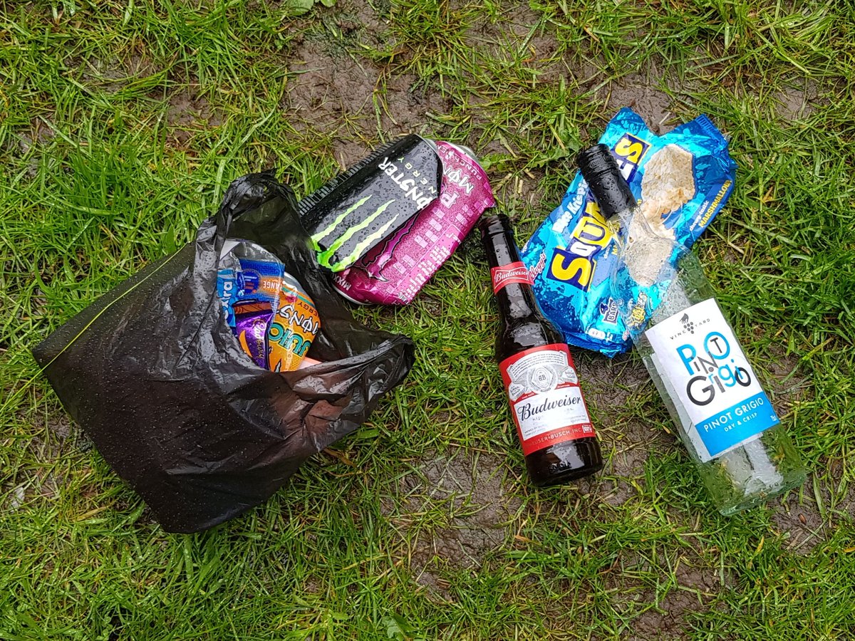 Lot of 🌧 today, so we picked a few pieces on our morning run. Cans & glass bottles to ♻️ & the rest safely in a bin. #lovewhereyoulive #BoultonMoor @LitterReporting @pawsonplastic
