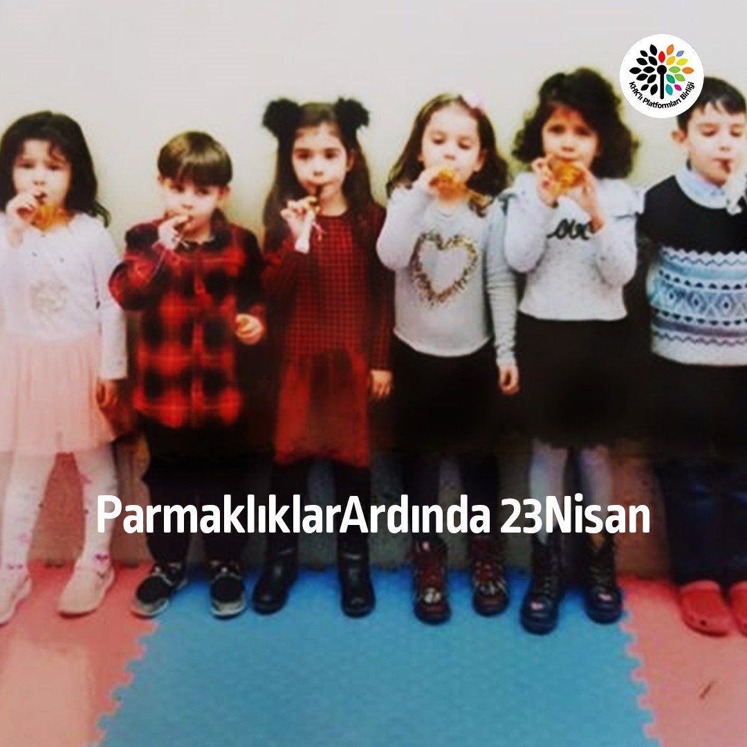 ParmaklıklarArdında 23Nisan yaşamaya çalışan bu çocuklar küçücük koğuş koridorlarında koşmak yerine parklarda koşmalı, güneşin altında oynamalı, özgürce gülüşmelidir. ✍️Ancak bu gün hala yüzlerce çocuk, soğuk duvarlar arasında büyümekte, sevgi ve özgürlükten yoksun bir dünyada