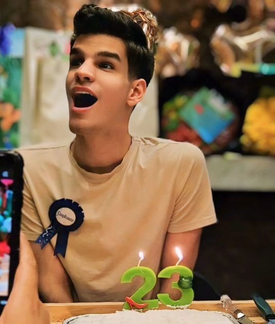 Ranitas, iniciaremos a las 11:30 pm la Tendencia para el cumple de Nelson! ❤️

Será "FELICES 23 NELSON", acompañada de #HBDNelson. ✨
