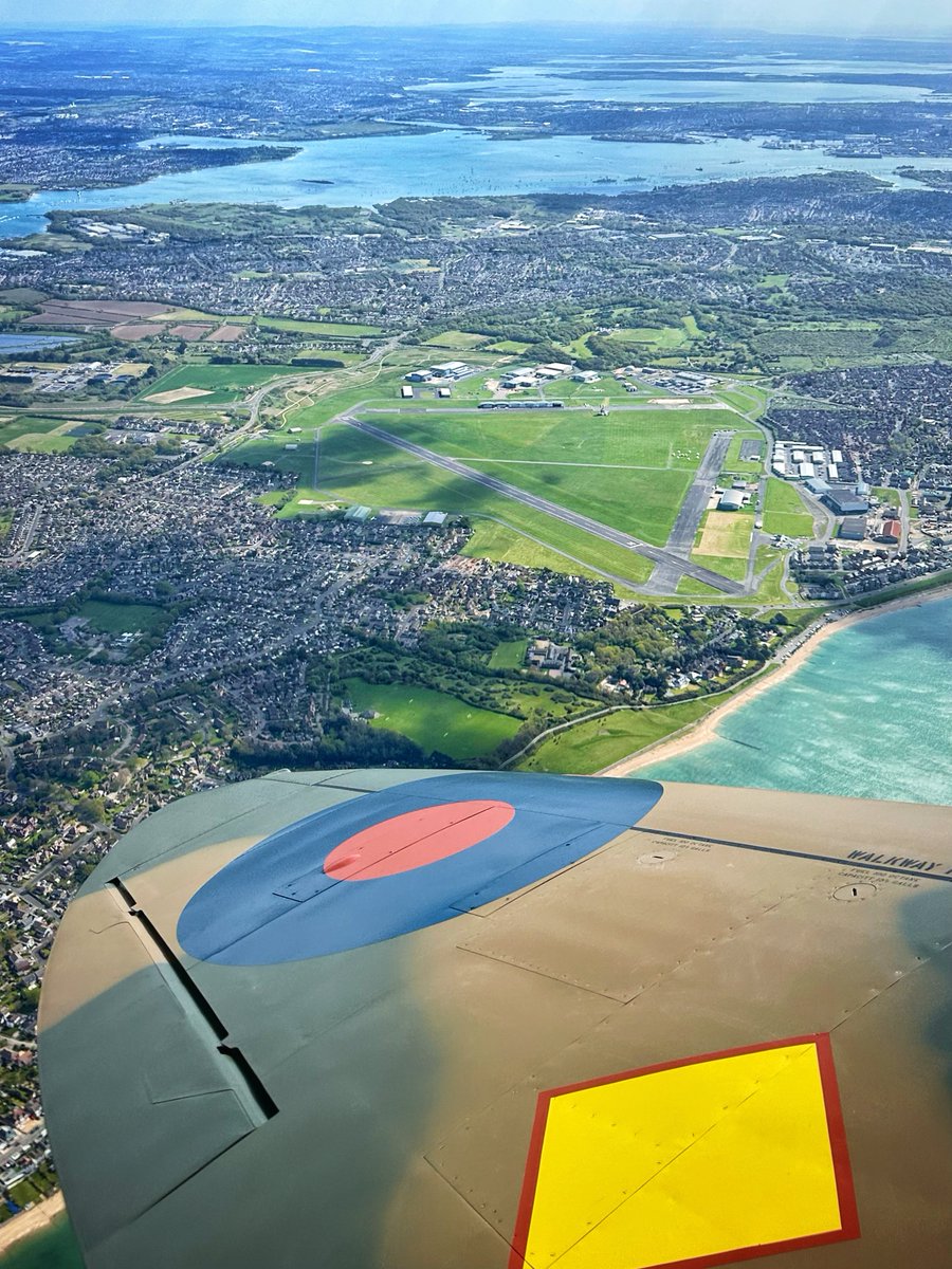 andy_durst's tweet photo. Spitfire Sunday - flying with @spitfiresdotcom out of @SolentAirport . A very picturesque part of the country to see from the air
#wingview #spitfire #solent #solentairport #flightinstructor #warbird #spitfires #checkride #wings #cockpitview #warbirds #pilotview #pilotlife https://t.co/TGnZhd6FKw