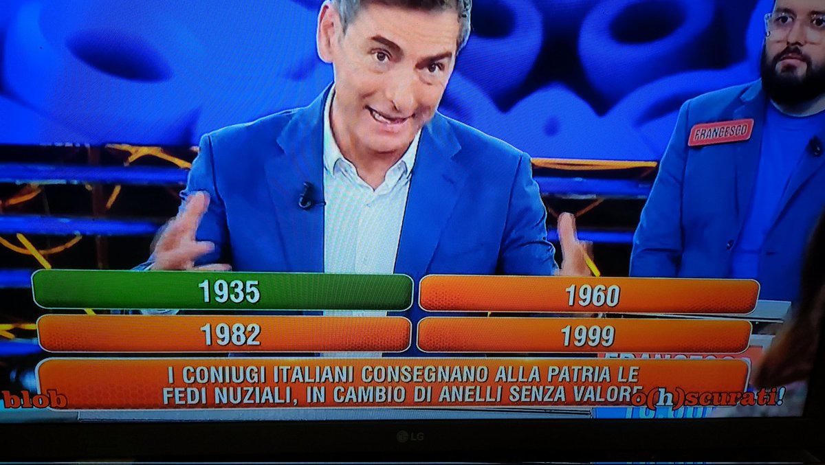 No, ma in #rai non stanno sdoganando il #Fascismo , con questi messaggi fatti passare casualmente... L'oro alla patria, l'ipocrita furto agli italiani #blob