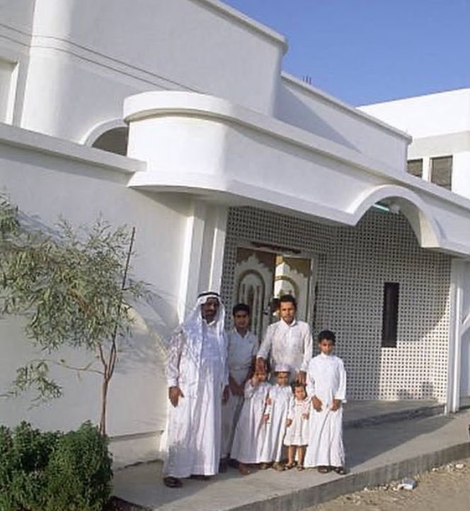 abooo__duij's tweet image. صورة لأسرة كويتيه عام 1990  ايام #الغزو_العراقي_الغاشم 
•
لحظة استلامهم بيت من الحكومة السعودية