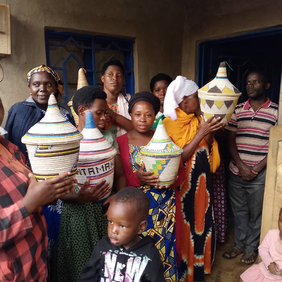 Rurengesec's tweet photo. Mutimaw'urugo bagize itsinda ry'agaseke k'amahorobasuye umwe mubagize iryo tsinda mu rwego rwo kubaka Ingo zishoboye Kandi zitekanye,nk'uko bisanzwe bikorwa twamuremeye ibintu bitandukanye. https://t.co/GyePlmHpYC