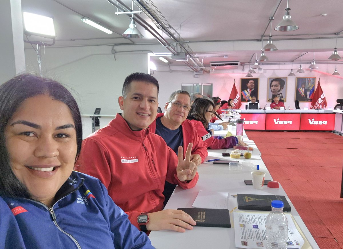 Avanzamos en el trabajo orientado por el Presidente @NicolasMaduro en la Dirección Nacional del @PartidoPSUV con el 1er Vicepresidente @dcabellor 🇻🇪 ¡Pendientes de la rueda de prensa esta tarde! 👍