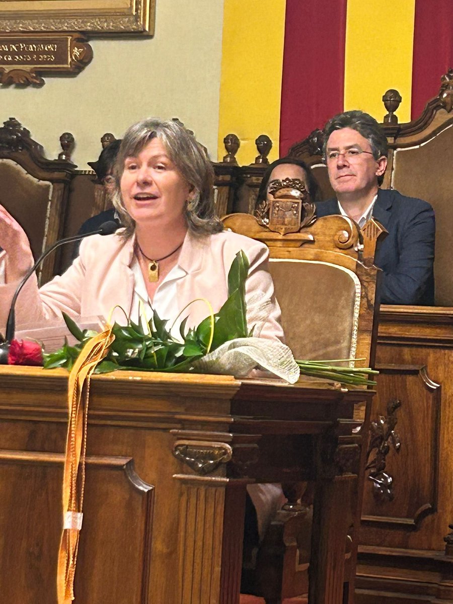 VilafrancaAj's tweet image. ❇️‘Sant Jordi és emoció’ és el títol de la conferència institucional que la psicòloga vilafranquina @annaromeumateu ha pronunciat aquesta tarda al Saló de Sessions de @VilafrancaAj.
🗣️L’alcalde  @FRomeroGamarra ha destacat “la necessitat que parlem de les emocions”.
#capitaldelvi