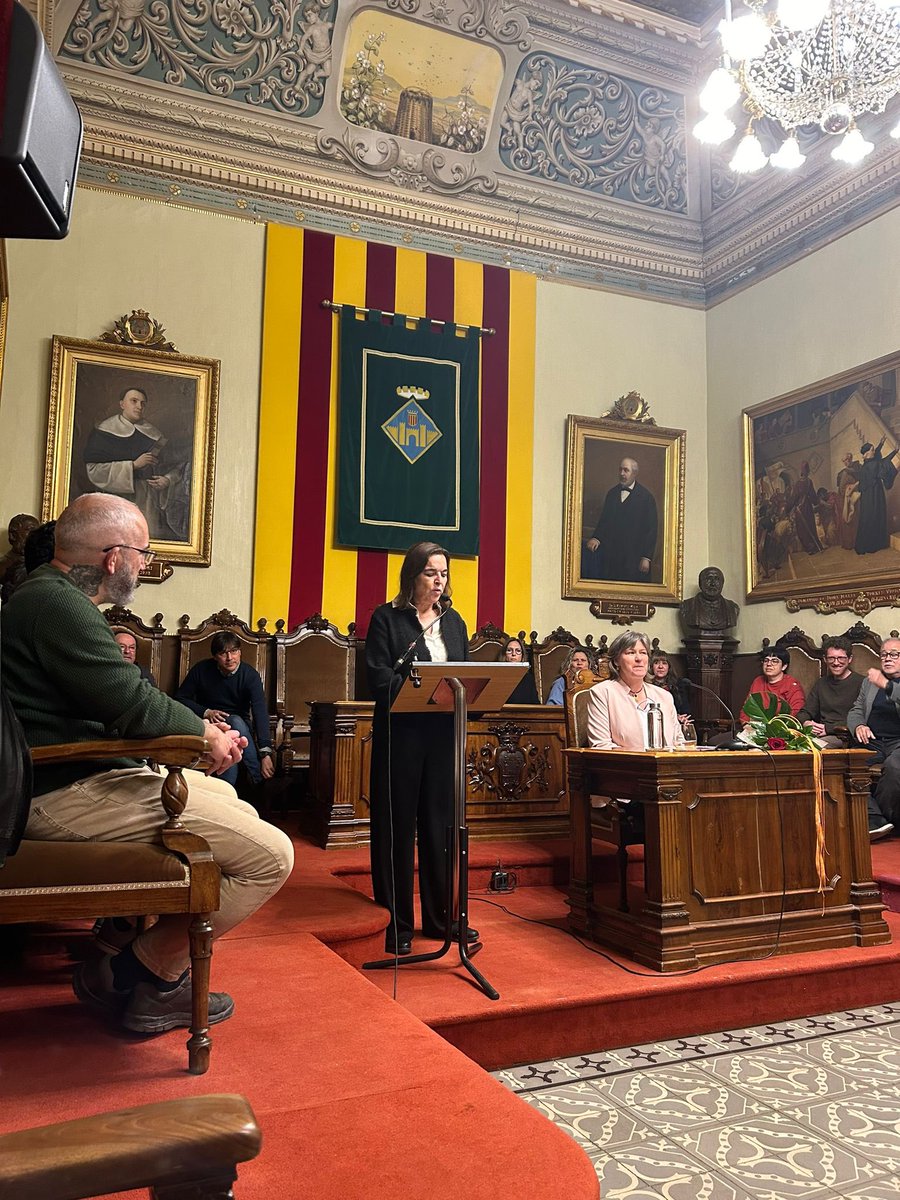 VilafrancaAj's tweet image. ❇️‘Sant Jordi és emoció’ és el títol de la conferència institucional que la psicòloga vilafranquina @annaromeumateu ha pronunciat aquesta tarda al Saló de Sessions de @VilafrancaAj.
🗣️L’alcalde  @FRomeroGamarra ha destacat “la necessitat que parlem de les emocions”.
#capitaldelvi