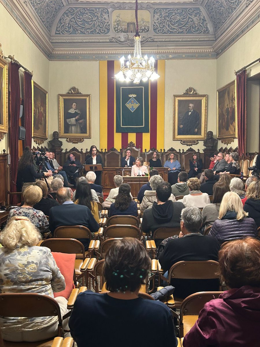 VilafrancaAj's tweet image. ❇️‘Sant Jordi és emoció’ és el títol de la conferència institucional que la psicòloga vilafranquina @annaromeumateu ha pronunciat aquesta tarda al Saló de Sessions de @VilafrancaAj.
🗣️L’alcalde  @FRomeroGamarra ha destacat “la necessitat que parlem de les emocions”.
#capitaldelvi